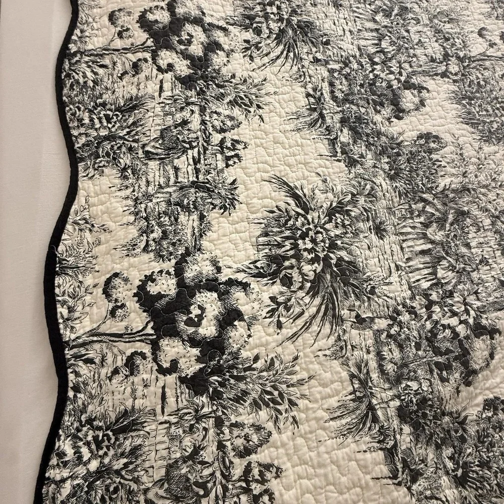 Vintage French Country Toile Quilt Black White Reversible Scalloped Full Queen